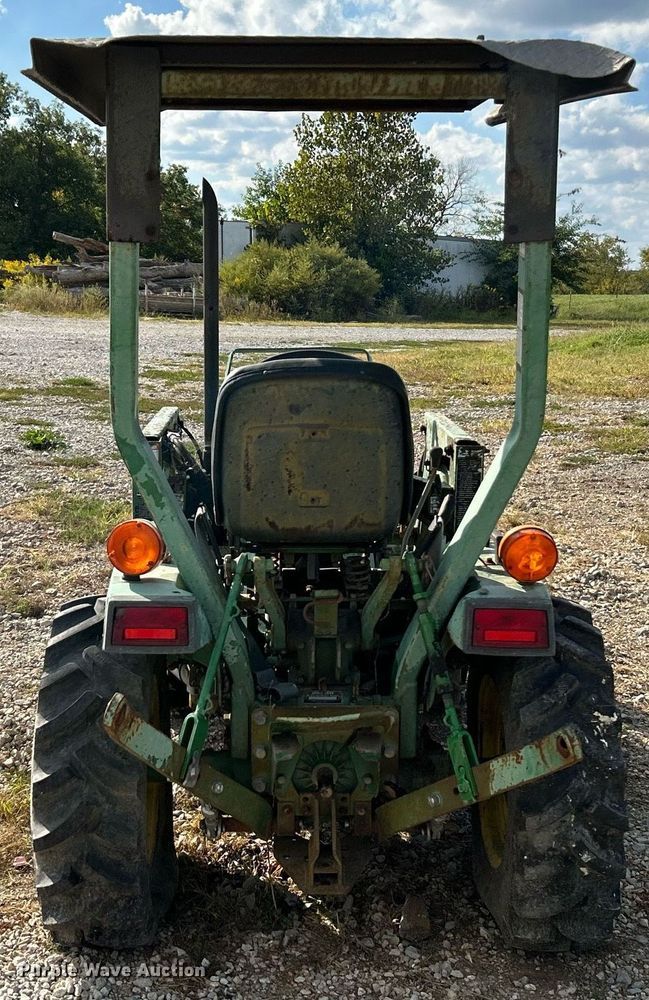 image for item NQ9869 1989 John Deere 670  tractor