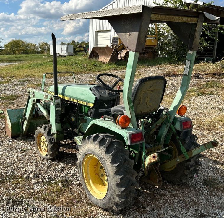 image for item NQ9869 1989 John Deere 670  tractor