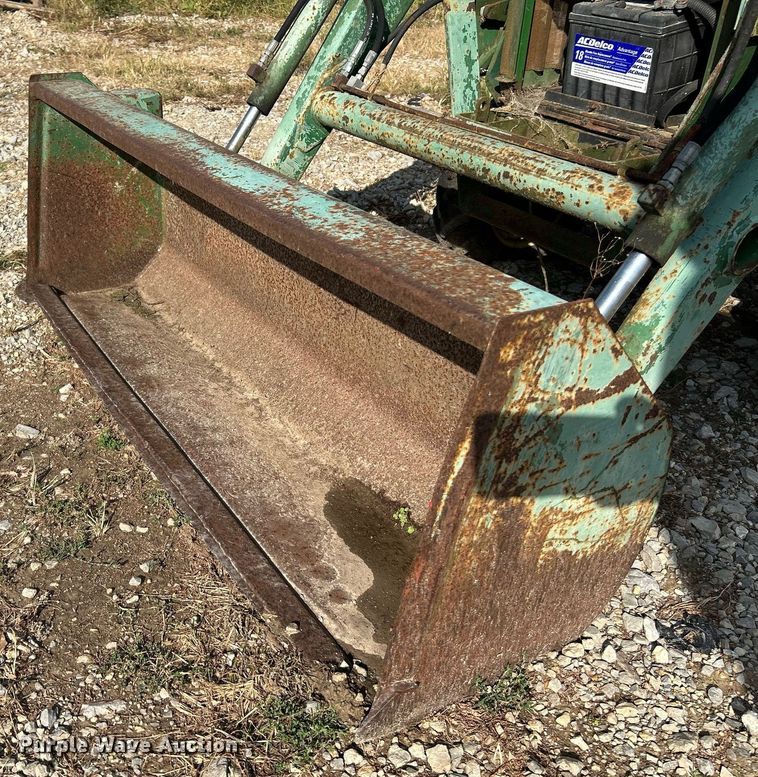 image for item NQ9869 1989 John Deere 670  tractor