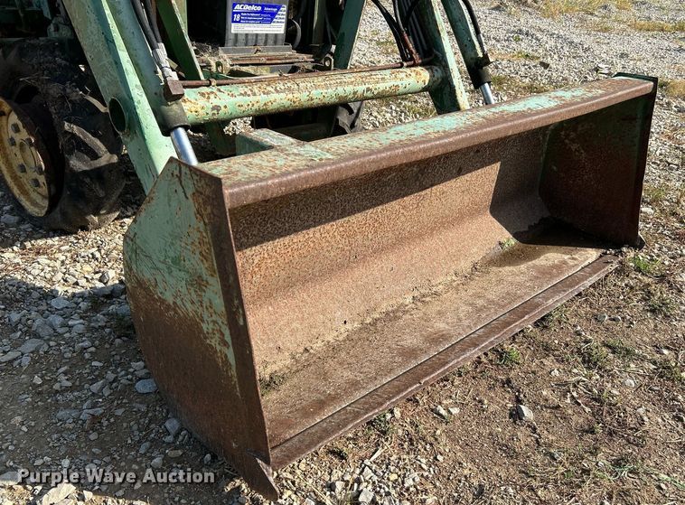 image for item NQ9869 1989 John Deere 670  tractor