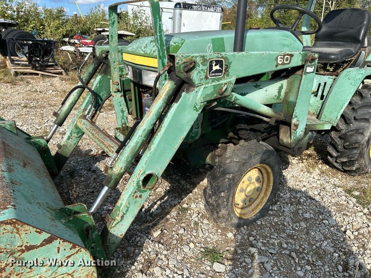 image for item NQ9869 1989 John Deere 670  tractor