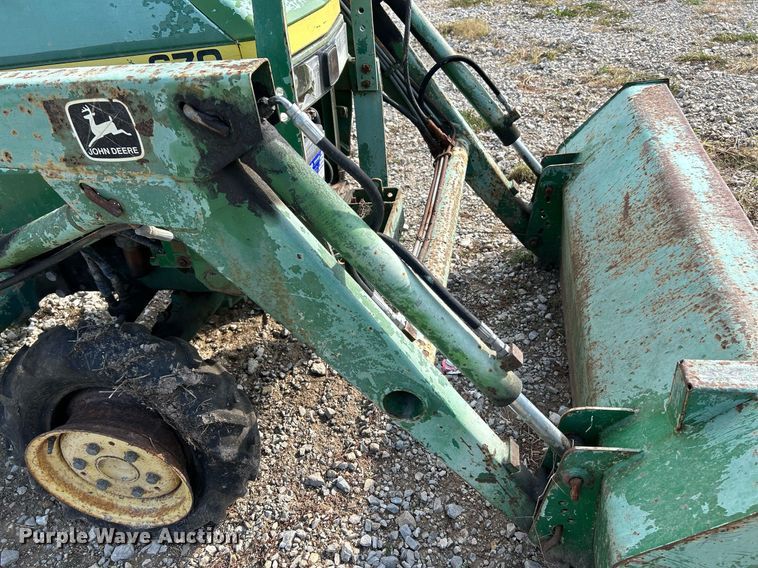 image for item NQ9869 1989 John Deere 670  tractor