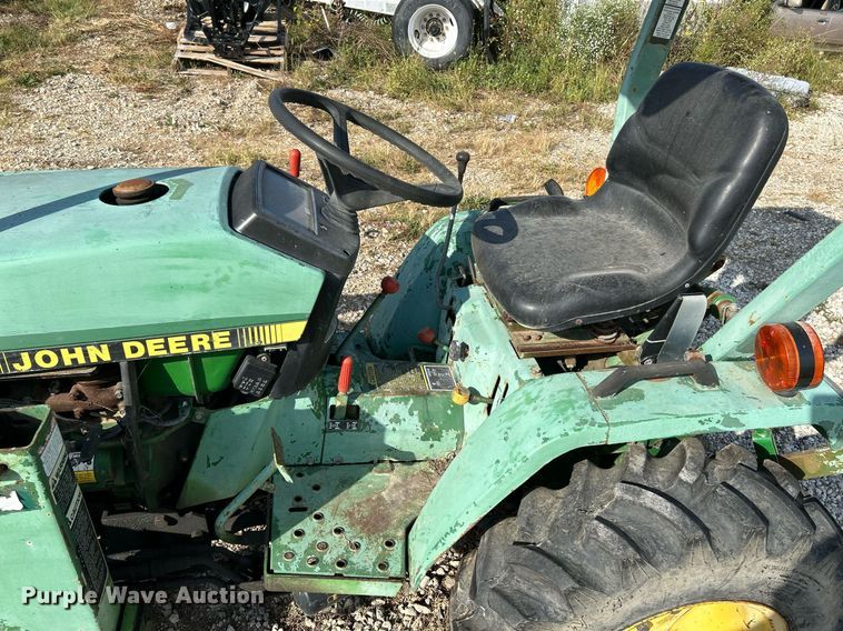 image for item NQ9869 1989 John Deere 670  tractor