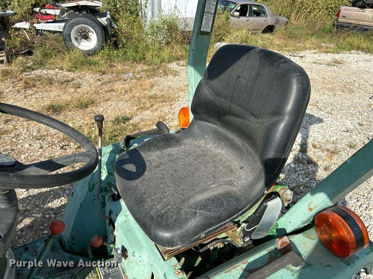 image for item NQ9869 1989 John Deere 670  tractor