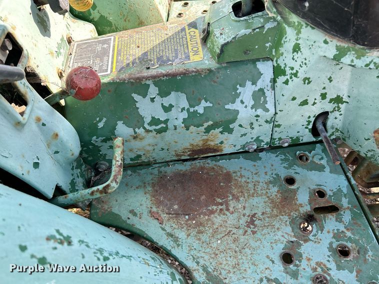 image for item NQ9869 1989 John Deere 670  tractor