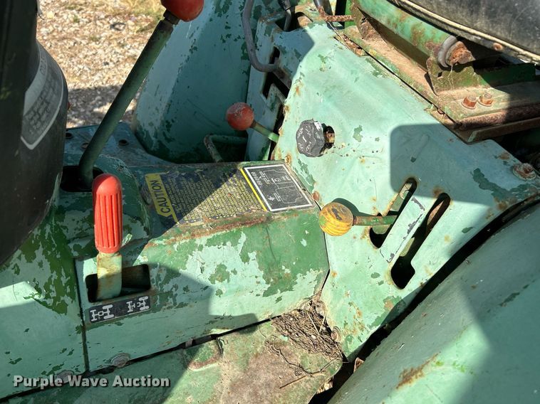 image for item NQ9869 1989 John Deere 670  tractor