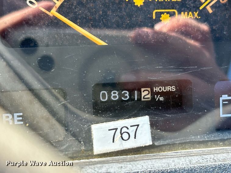 image for item NQ9869 1989 John Deere 670  tractor