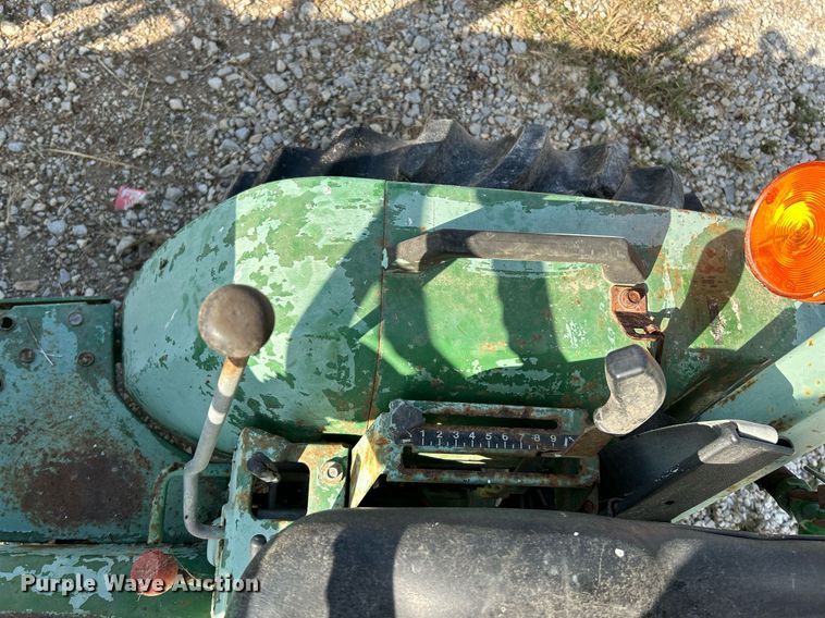 image for item NQ9869 1989 John Deere 670  tractor