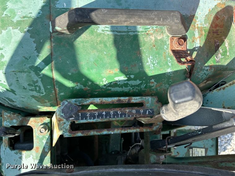 image for item NQ9869 1989 John Deere 670  tractor