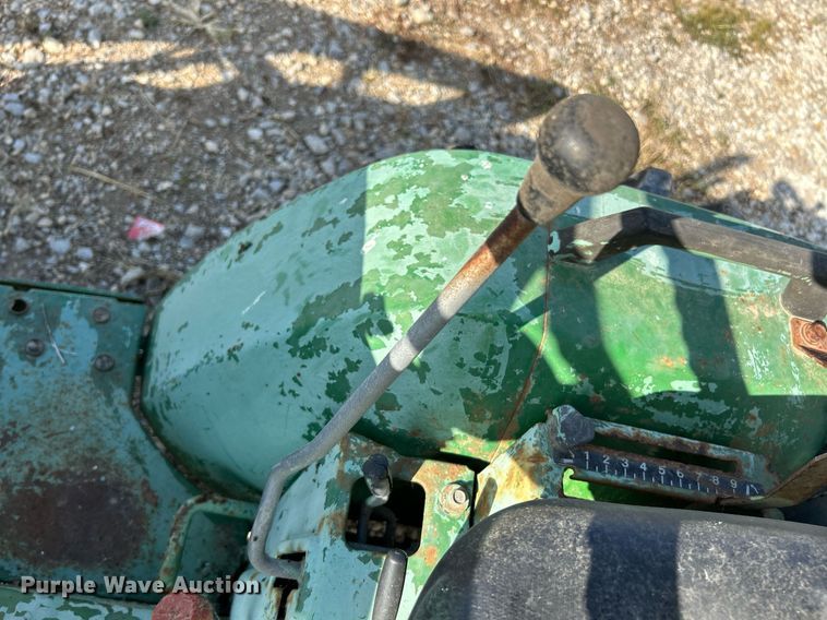 image for item NQ9869 1989 John Deere 670  tractor