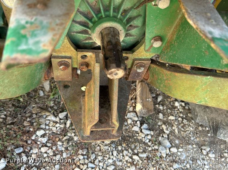 image for item NQ9869 1989 John Deere 670  tractor