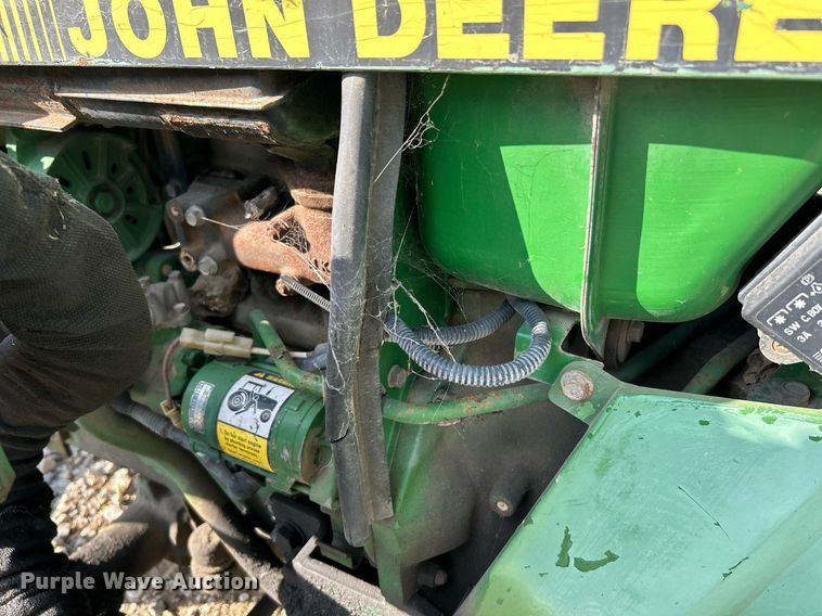 image for item NQ9869 1989 John Deere 670  tractor