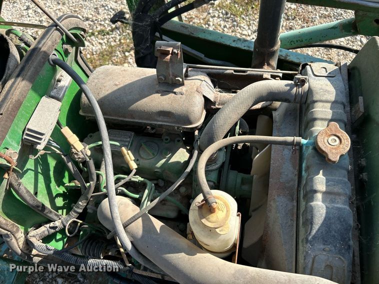 image for item NQ9869 1989 John Deere 670  tractor