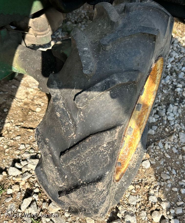 image for item NQ9869 1989 John Deere 670  tractor