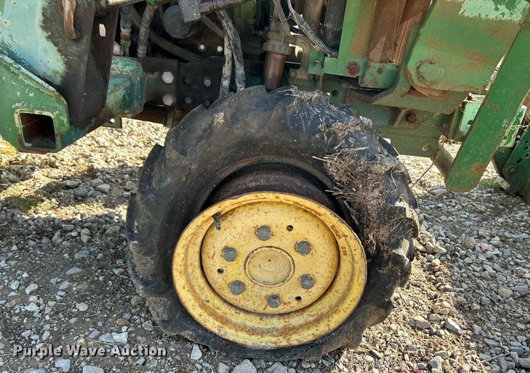 image for item NQ9869 1989 John Deere 670  tractor