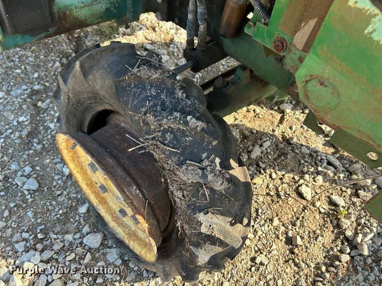 image for item NQ9869 1989 John Deere 670  tractor