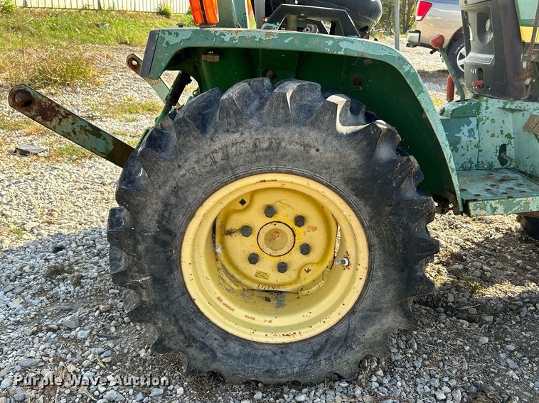 image for item NQ9869 1989 John Deere 670  tractor