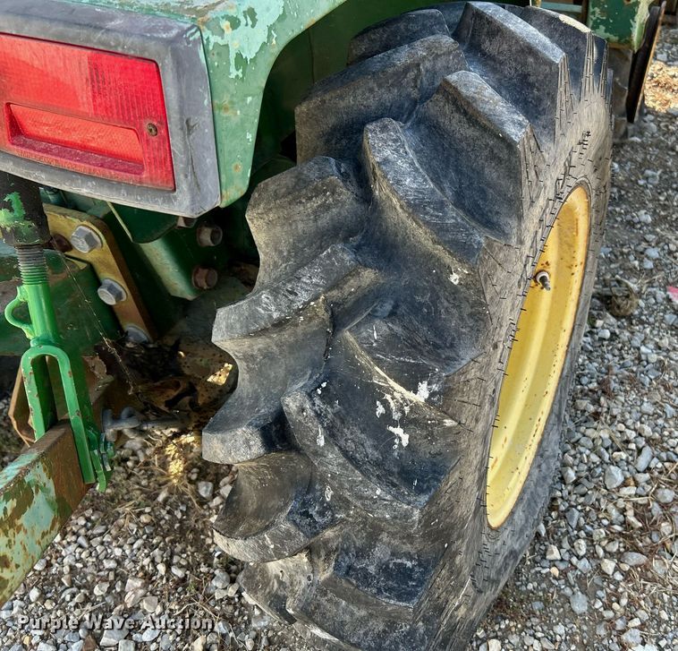 image for item NQ9869 1989 John Deere 670  tractor