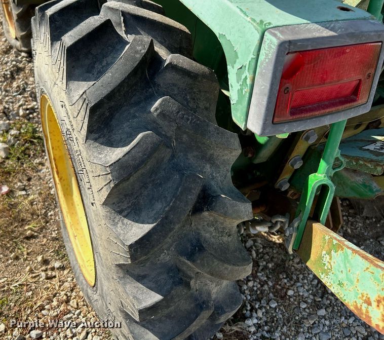 image for item NQ9869 1989 John Deere 670  tractor