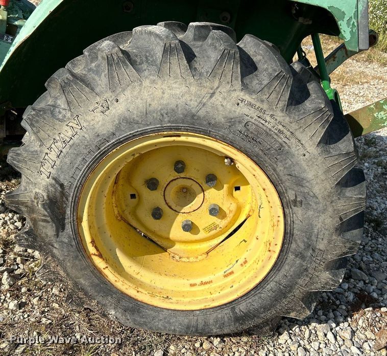 image for item NQ9869 1989 John Deere 670  tractor
