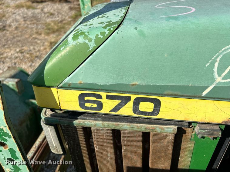 image for item NQ9869 1989 John Deere 670  tractor