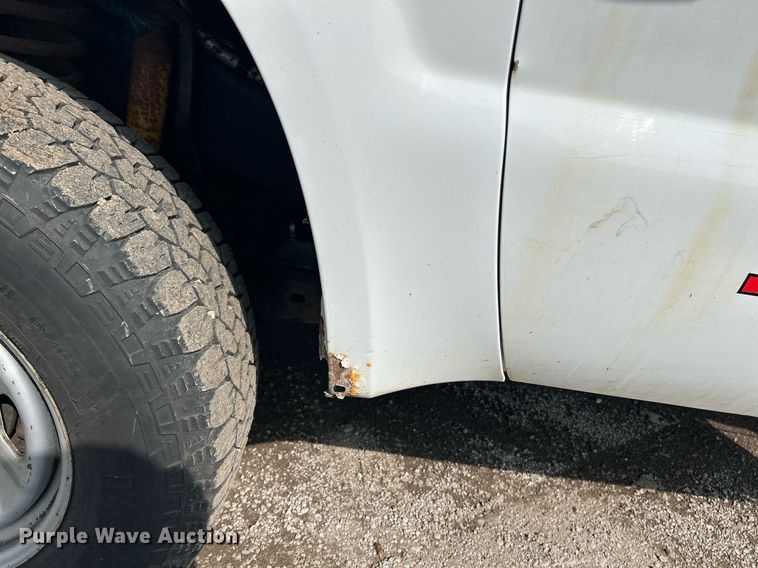 image for item NQ9875 2010 Ford F350 Super Duty XL  flatbed pickup truck