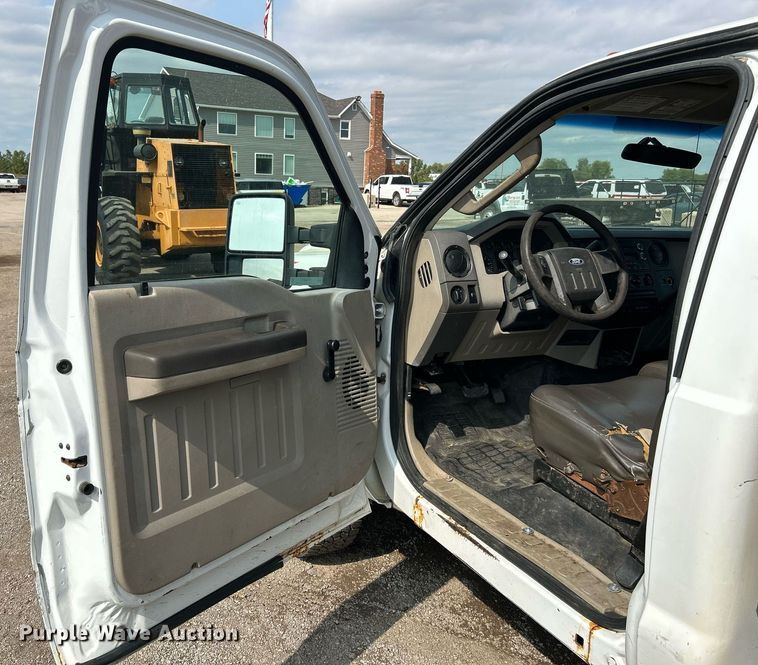 image for item NQ9875 2010 Ford F350 Super Duty XL  flatbed pickup truck