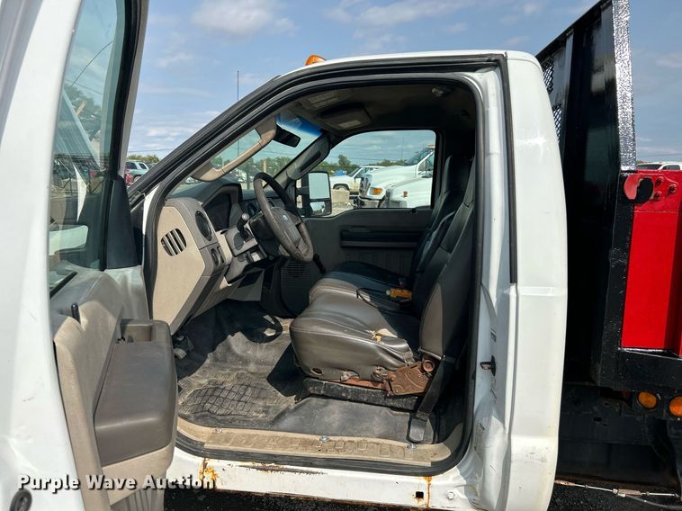 image for item NQ9875 2010 Ford F350 Super Duty XL  flatbed pickup truck