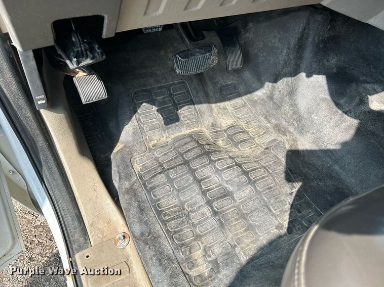 image for item NQ9875 2010 Ford F350 Super Duty XL  flatbed pickup truck