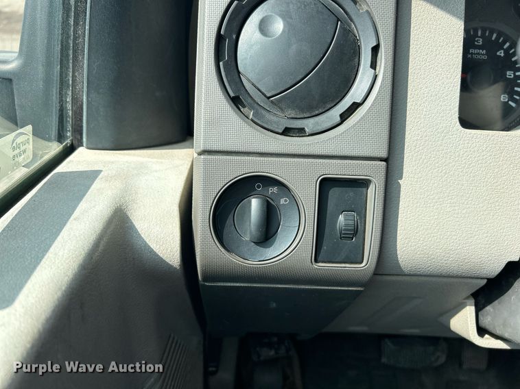 image for item NQ9875 2010 Ford F350 Super Duty XL  flatbed pickup truck