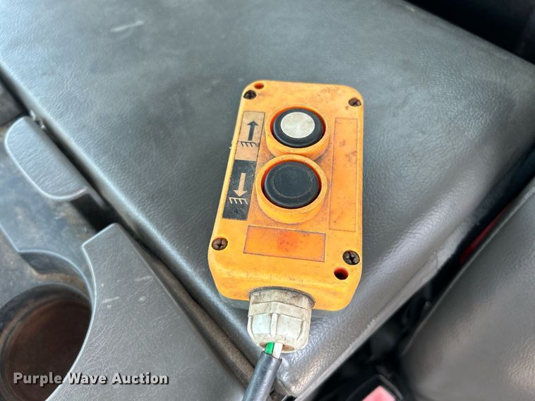 image for item NQ9875 2010 Ford F350 Super Duty XL  flatbed pickup truck