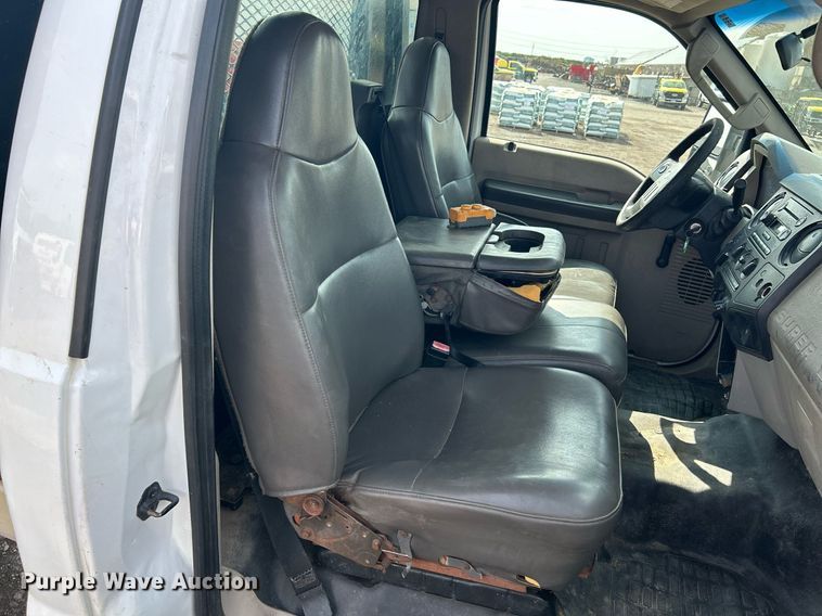 image for item NQ9875 2010 Ford F350 Super Duty XL  flatbed pickup truck