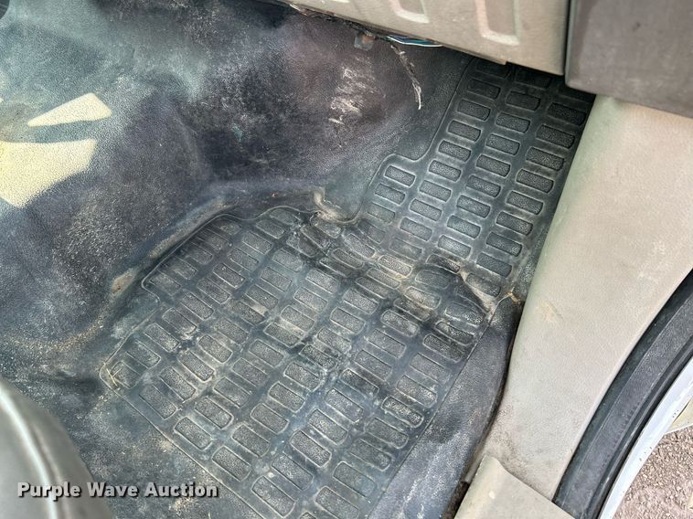 image for item NQ9875 2010 Ford F350 Super Duty XL  flatbed pickup truck