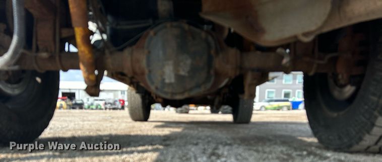 image for item NQ9875 2010 Ford F350 Super Duty XL  flatbed pickup truck