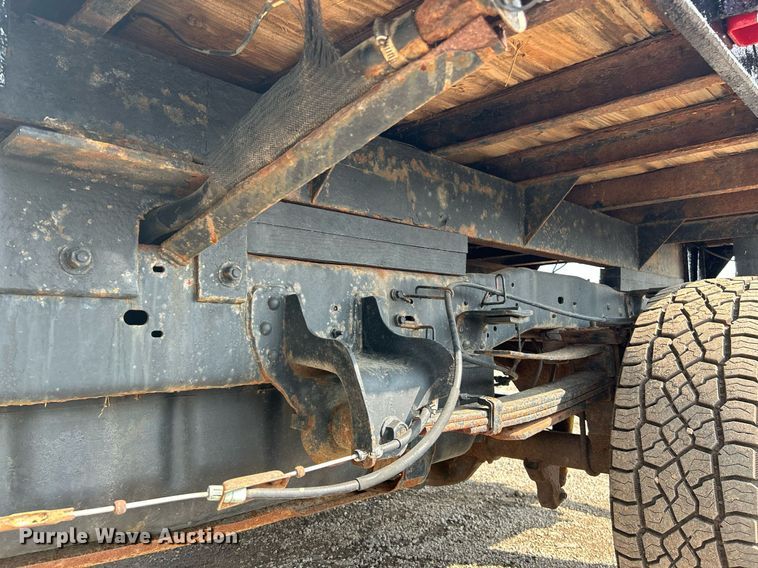 image for item NQ9875 2010 Ford F350 Super Duty XL  flatbed pickup truck