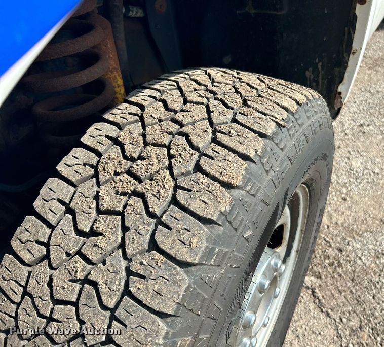 image for item NQ9875 2010 Ford F350 Super Duty XL  flatbed pickup truck