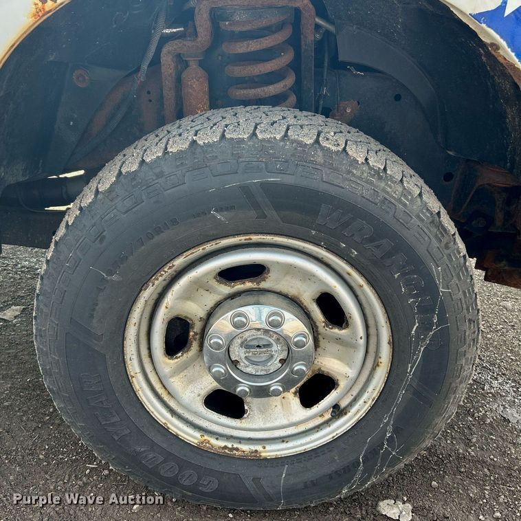 image for item NQ9875 2010 Ford F350 Super Duty XL  flatbed pickup truck