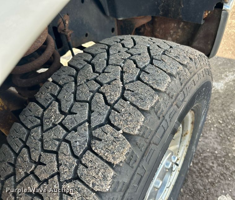 image for item NQ9875 2010 Ford F350 Super Duty XL  flatbed pickup truck