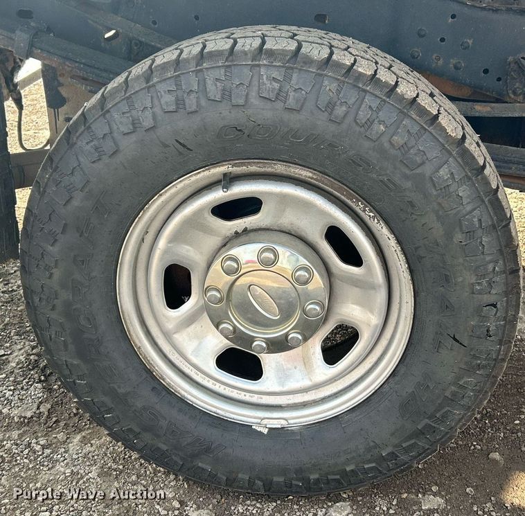 image for item NQ9875 2010 Ford F350 Super Duty XL  flatbed pickup truck