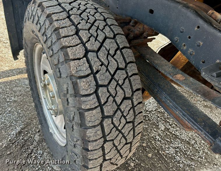 image for item NQ9875 2010 Ford F350 Super Duty XL  flatbed pickup truck