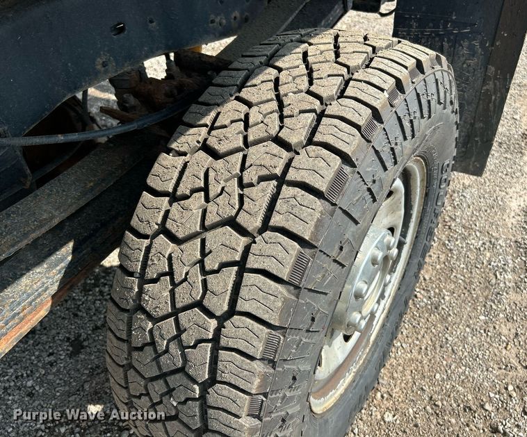 image for item NQ9875 2010 Ford F350 Super Duty XL  flatbed pickup truck