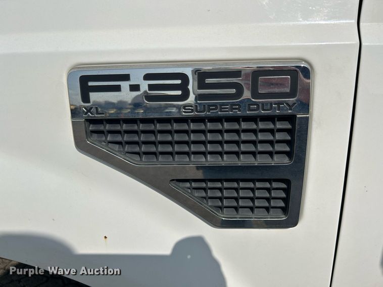 image for item NQ9875 2010 Ford F350 Super Duty XL  flatbed pickup truck