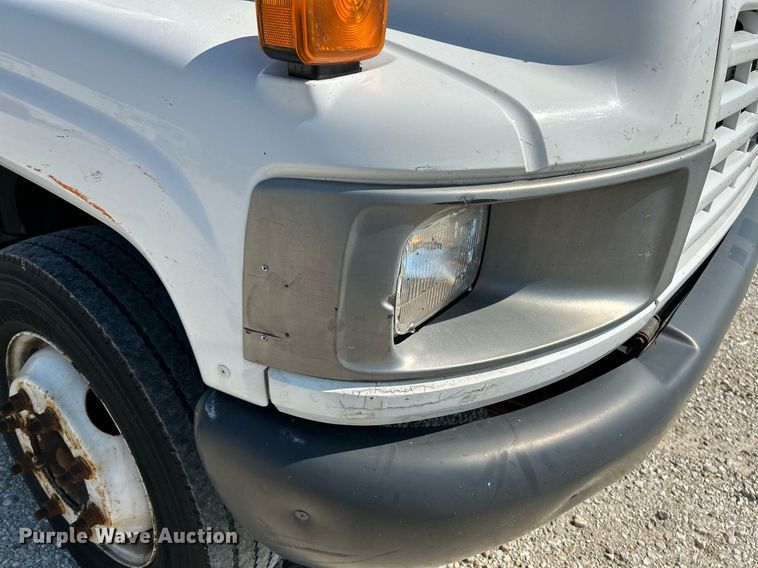 image for item NQ9879 2007 GMC C5  box truck