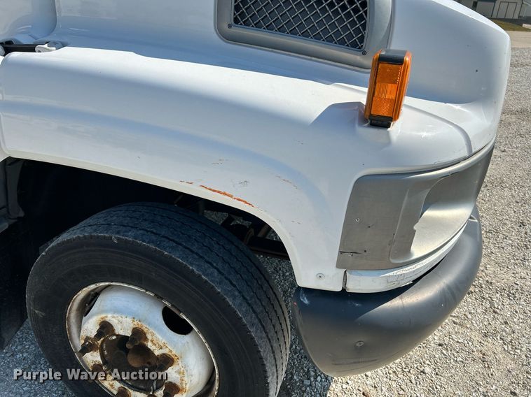 image for item NQ9879 2007 GMC C5  box truck