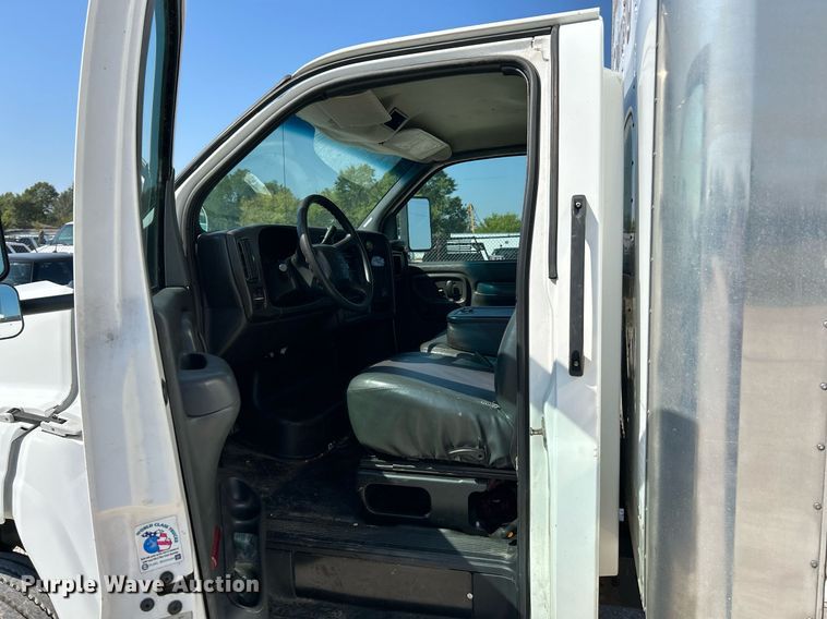 image for item NQ9879 2007 GMC C5  box truck