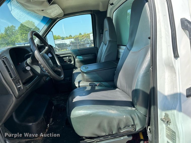 image for item NQ9879 2007 GMC C5  box truck