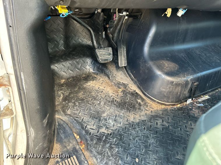 image for item NQ9879 2007 GMC C5  box truck