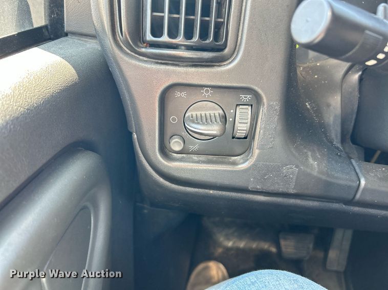 image for item NQ9879 2007 GMC C5  box truck