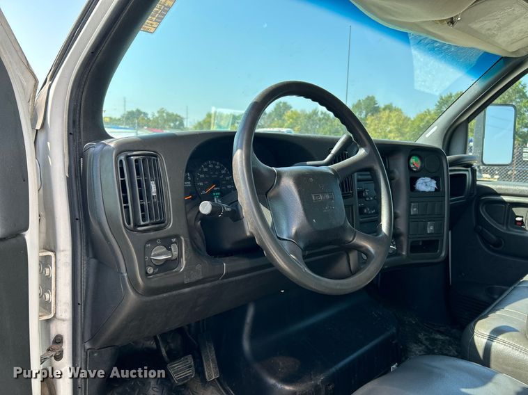 image for item NQ9879 2007 GMC C5  box truck