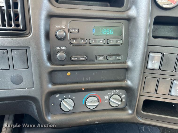 image for item NQ9879 2007 GMC C5  box truck